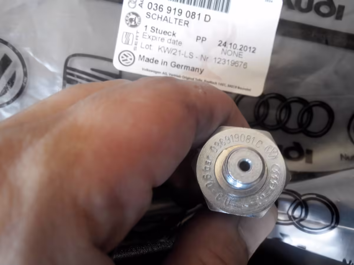 036919081D - Oil pressure switch; 0,3-0,6 BAR [6/17]