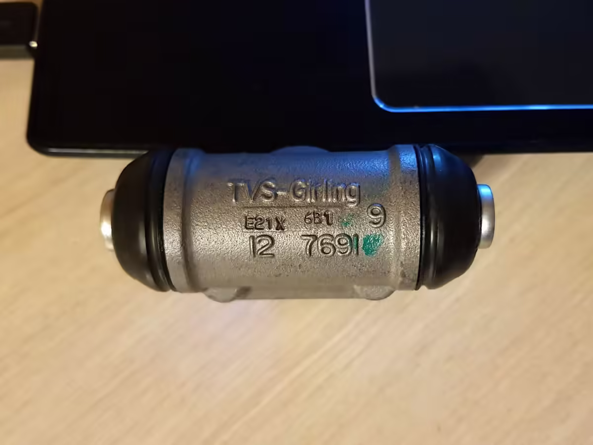 6RU611053C - Cylinderek hamulcowy; 1KH [2/6]