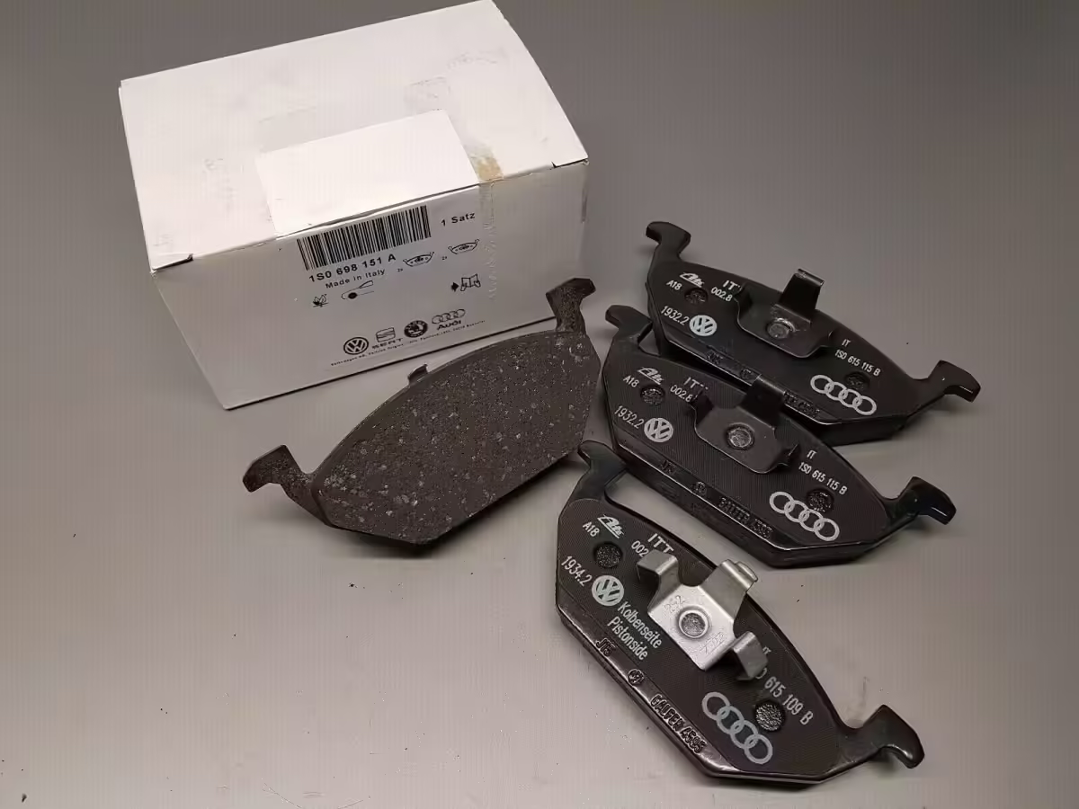 1S0698151D - Set of brake pads; front ⌀256mm [10/10]
