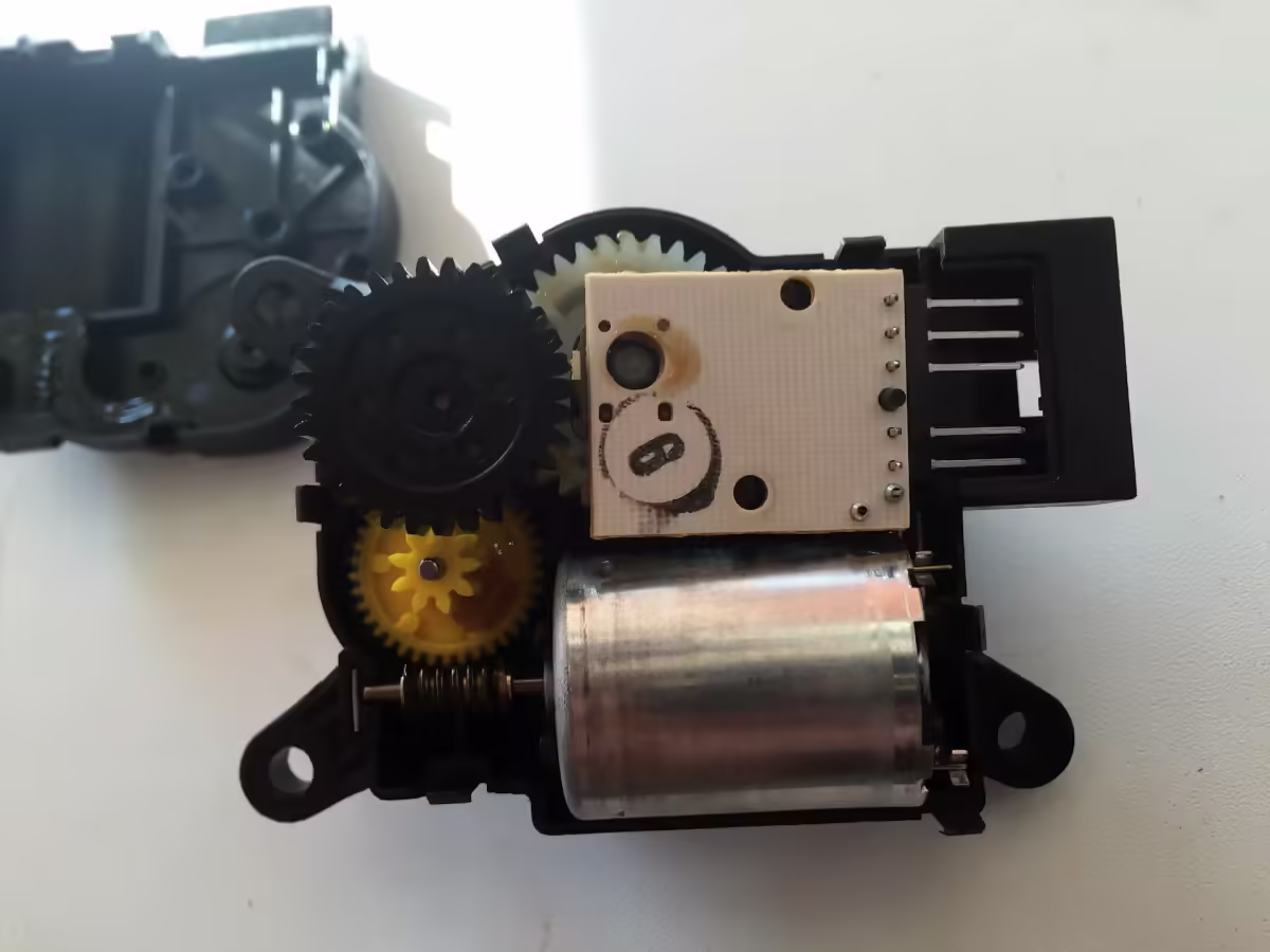 8Z1819453B - Silnik nastawczy; możliwości zamkniętego obiegu powietrza [19/33]