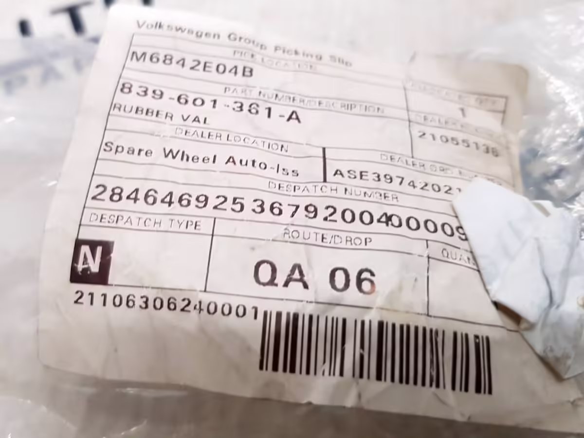 839601361A - Gummiventil [15/15]