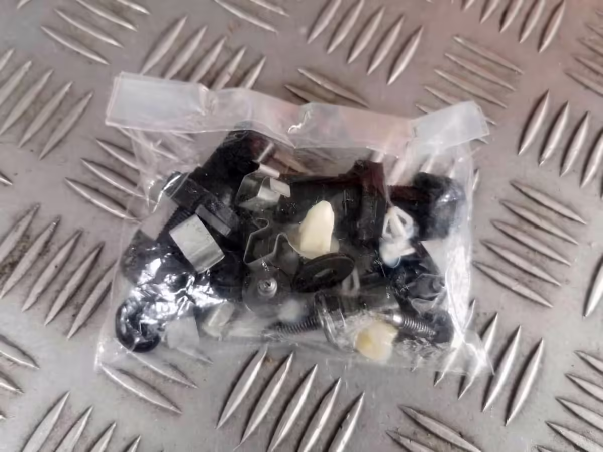 6R0898617 - Befestigungssatz für die Heckklappe [3/3]