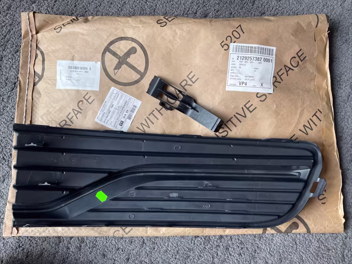 6C08536659B9 - Vent grille; left [9/10]