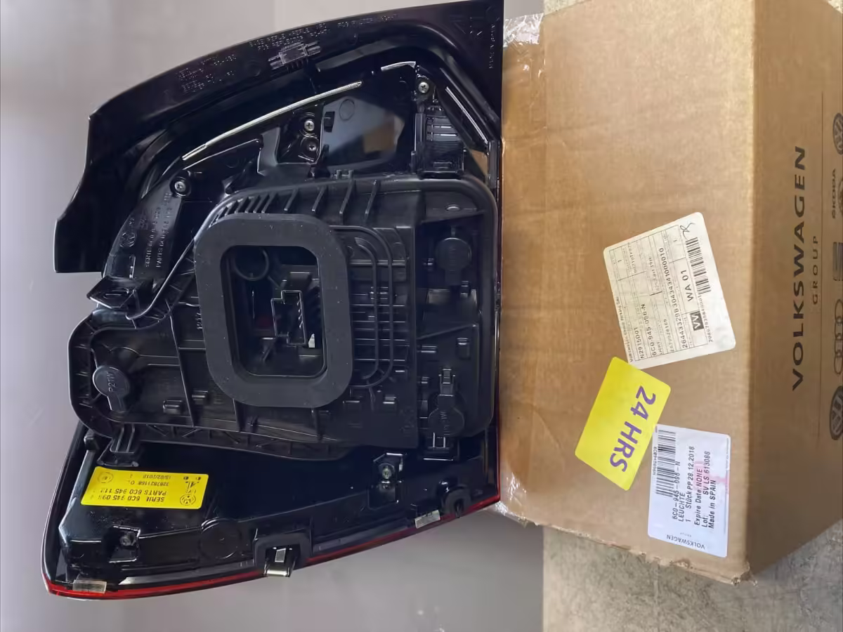 6C0945096N - Tail light; V2, right RHD (with fog) [4/7]