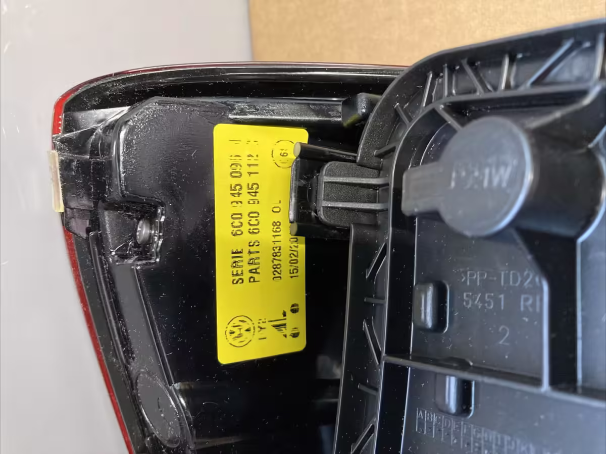6C0945096N - Tail light; V2, right RHD (with fog) [6/7]