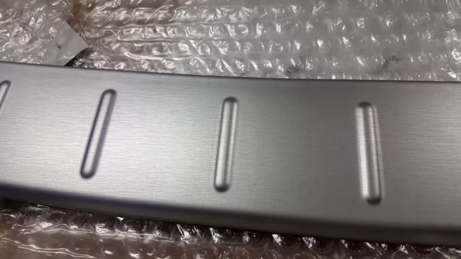 6R0061195 - Loading Sill Protection; stainless steel finish [6/14]