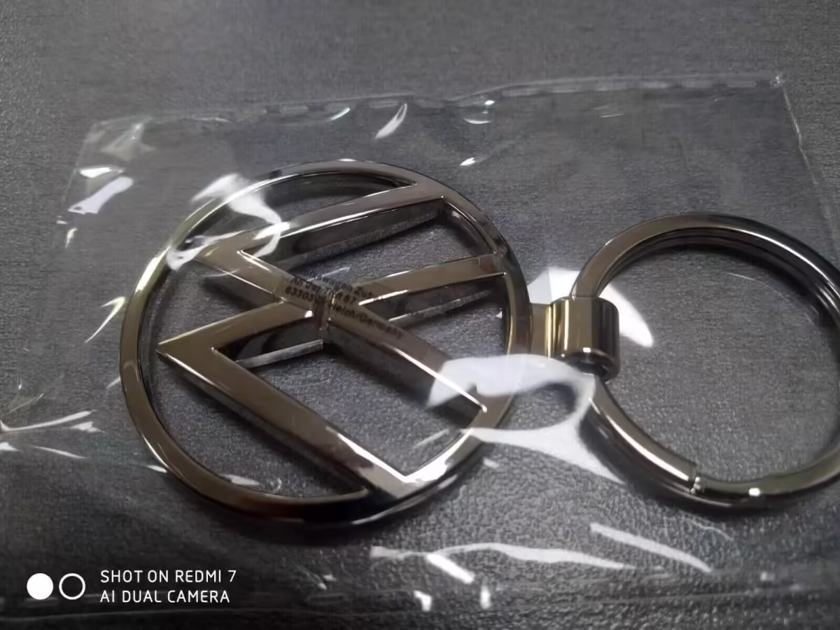 000087010BN - Brelok do kluczy nowe logo VW; metal, srebrny [10/15]