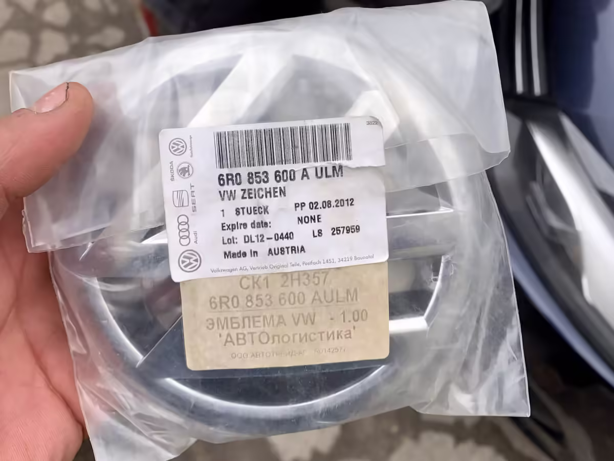 6R0853600AULM - VW-Plakette; vorne [9/11]
