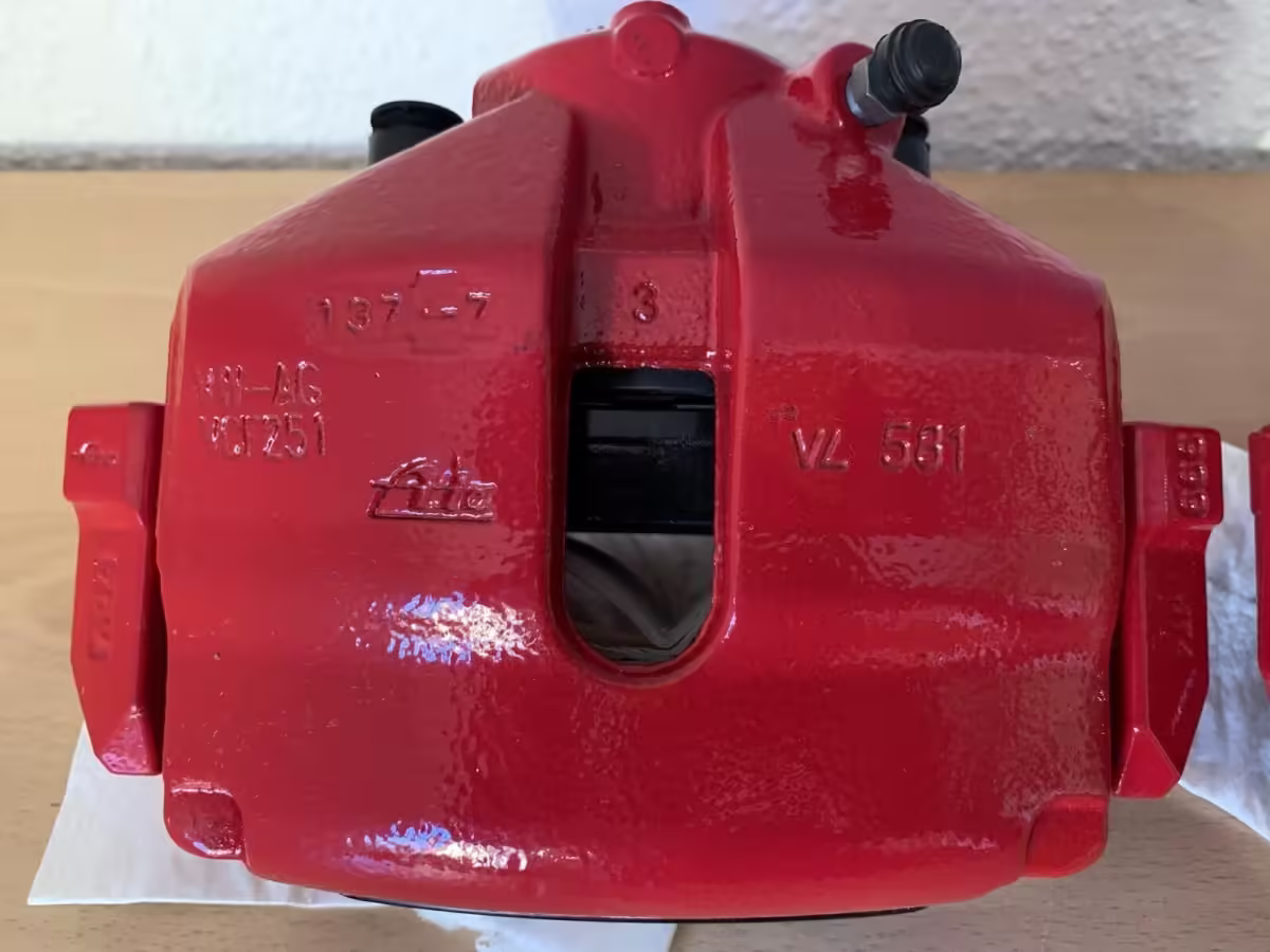 8X0615123D - Korpus zacisku hamulcowego S1 czerwony; przód lewy [25/39]