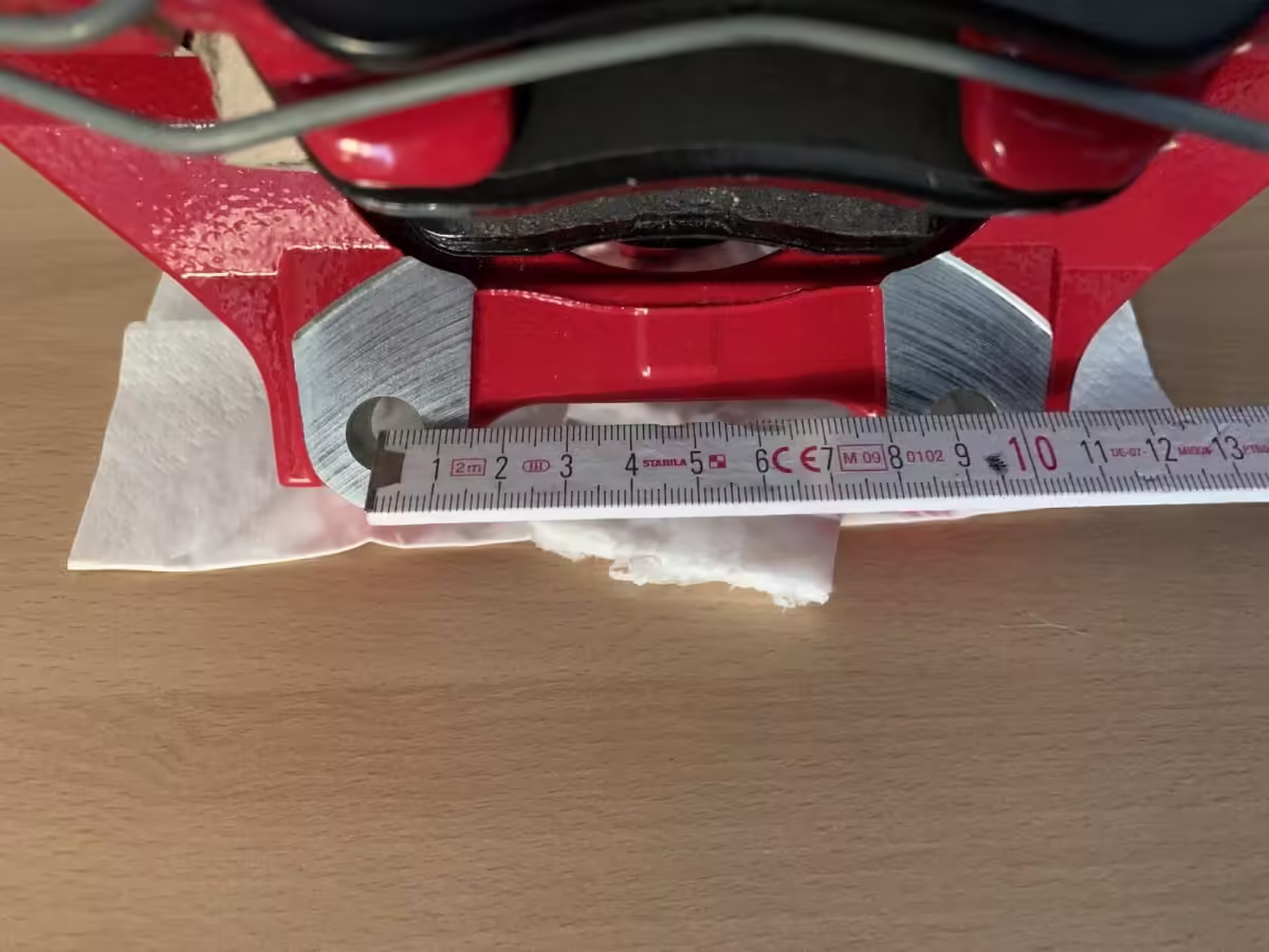 8X0615123D - Korpus zacisku hamulcowego S1 czerwony; przód lewy [32/39]