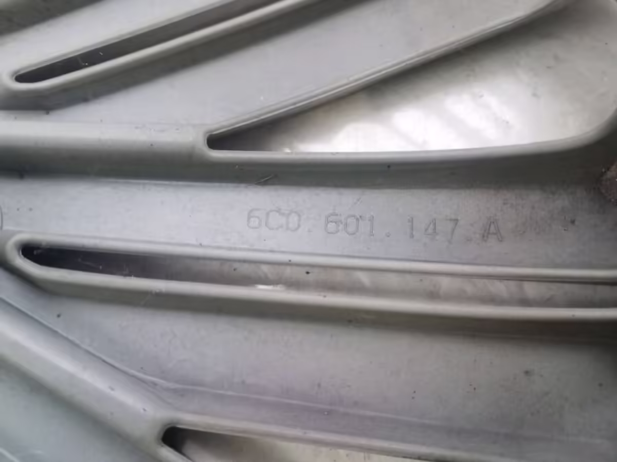 6C0601147ABJW - 15" Radkappe; Brillantsilber/Satinschwarz [10/10]