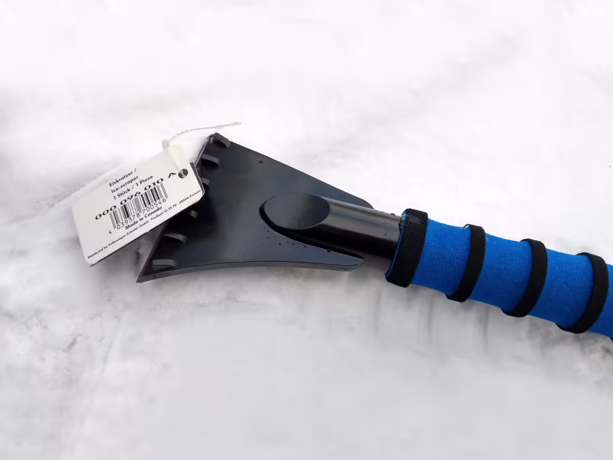 000096010A - Ice scraper; with snow broom [4/9]