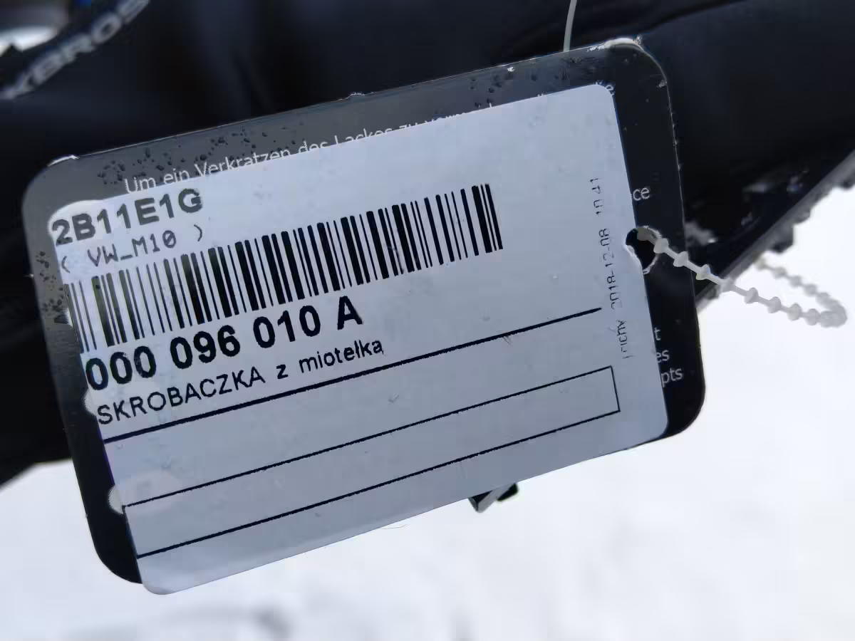 000096010A - Ice scraper; with snow broom [6/9]