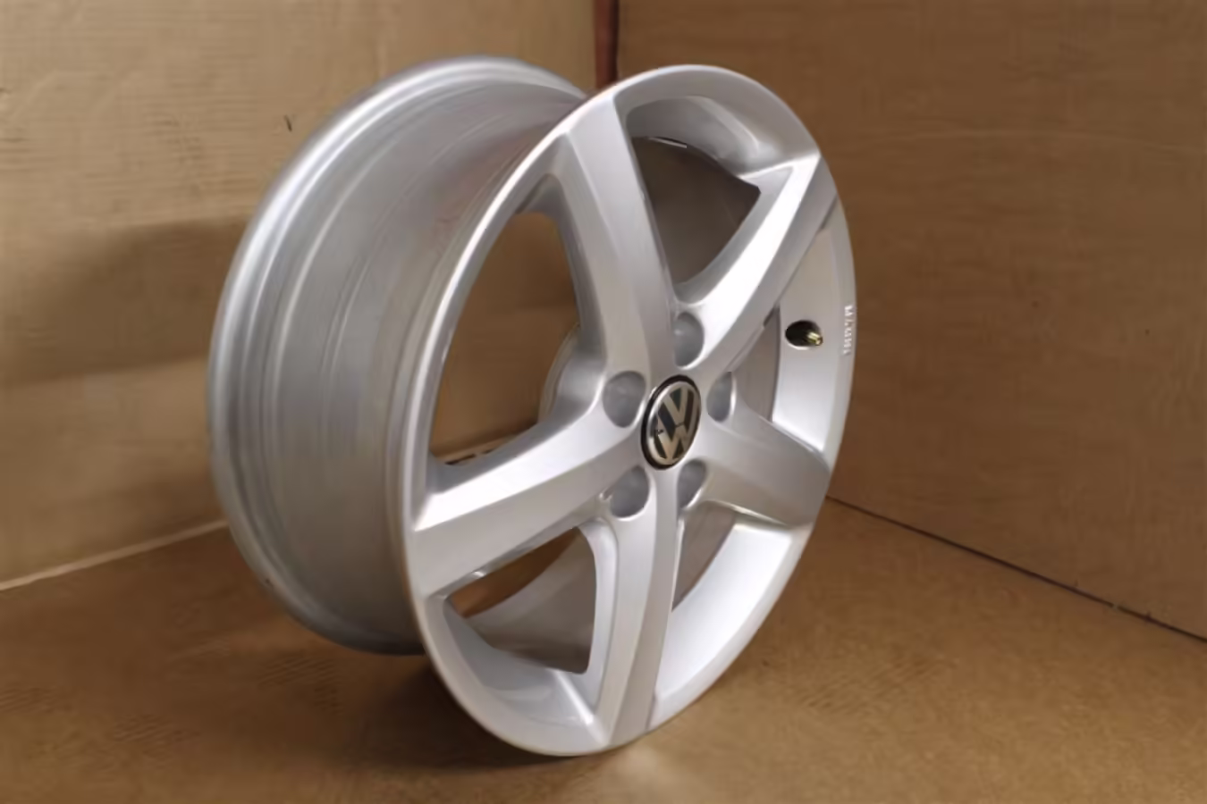 6R0071495B8Z8 - Alloy wheel 15"; 'Aspen' [15/17]