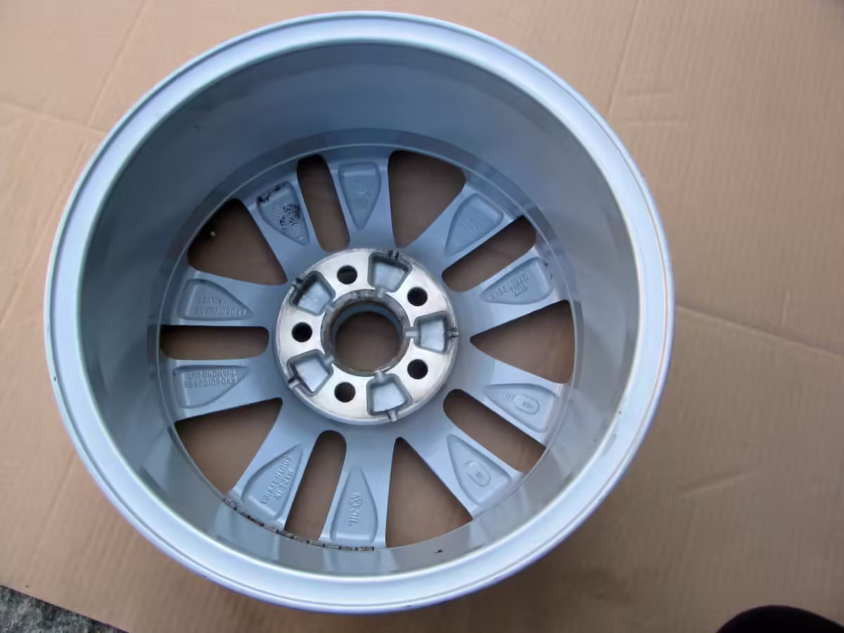 6R0601025BE8Z8 - 15"-Aluminiumrad; "Estrada" [4/40]