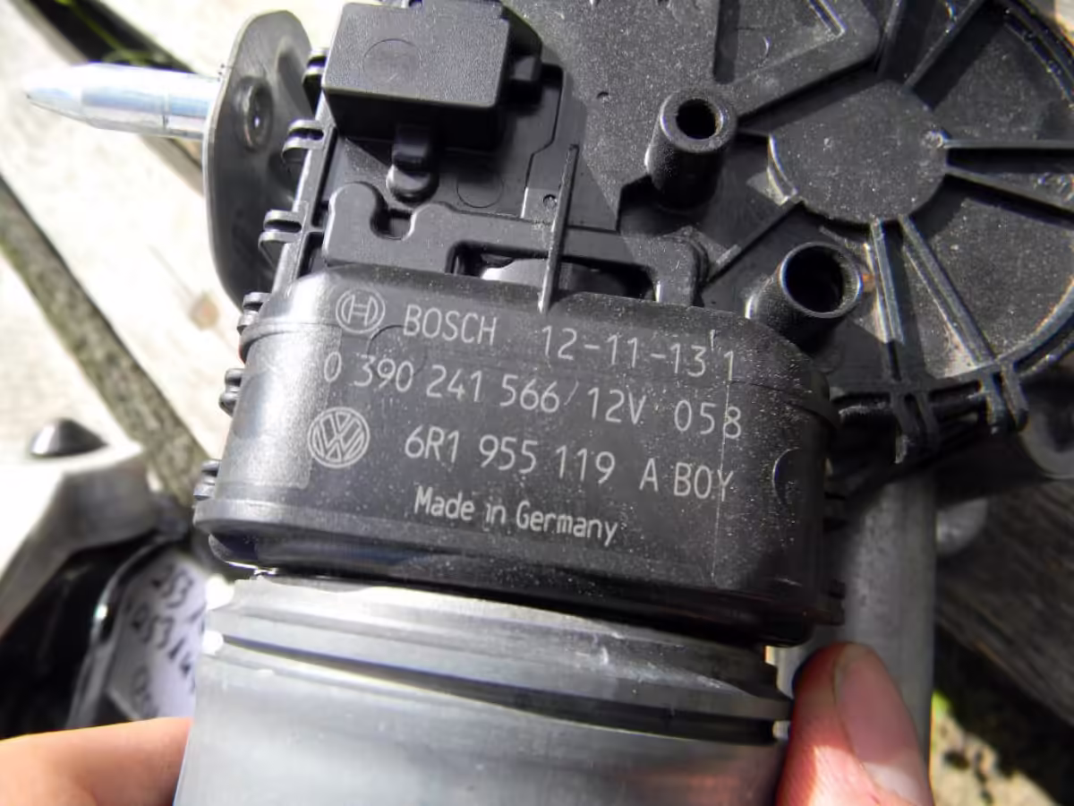 6R1955023C - Window wiper mounting; with wiper motor [6/10]