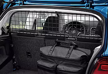 Metallgitter trennt den Gepäckraum vom Fahrgastraum