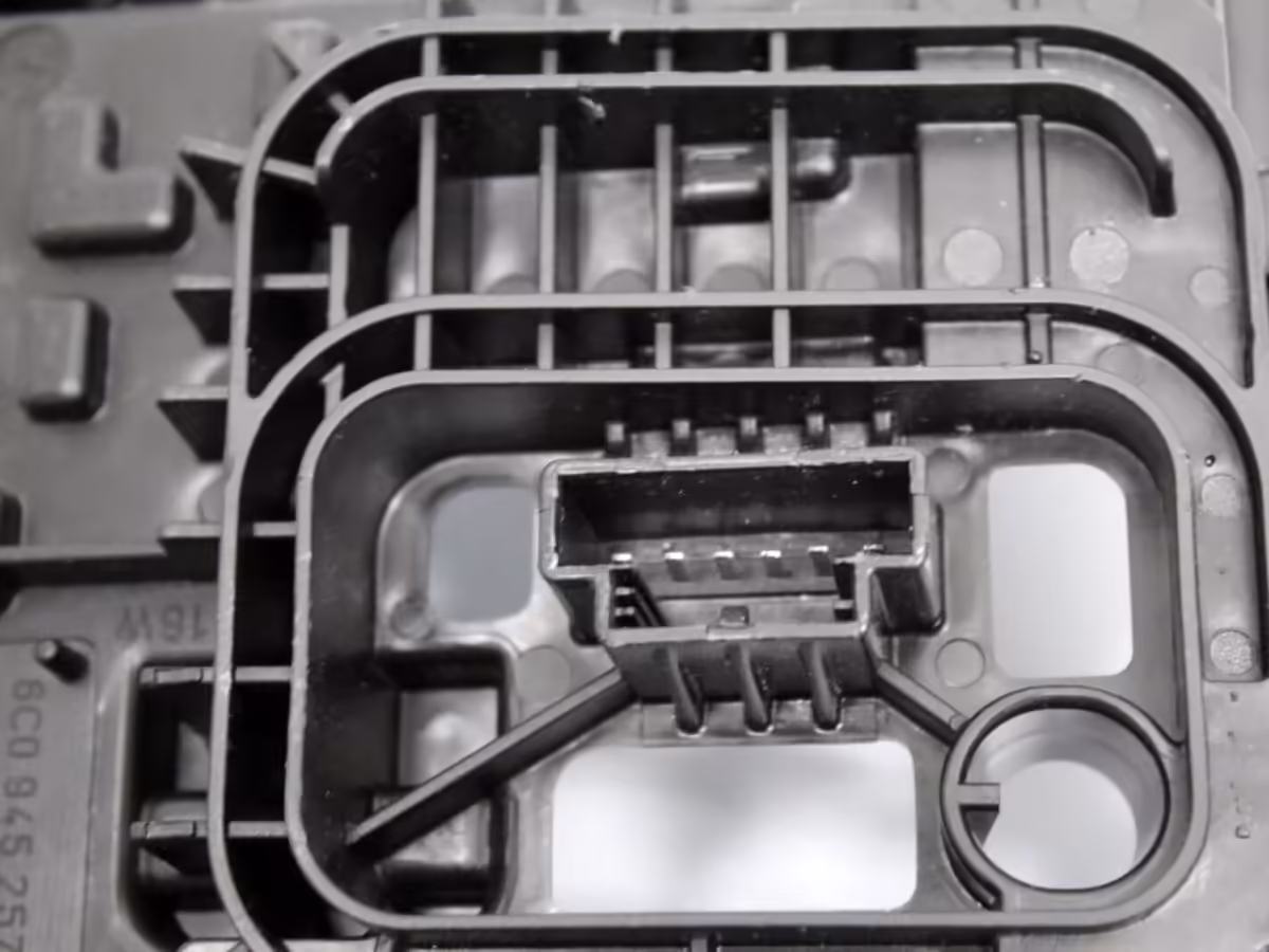 6C0945257A - Oprawa żarówek; V2, lewa RHD [9/18]