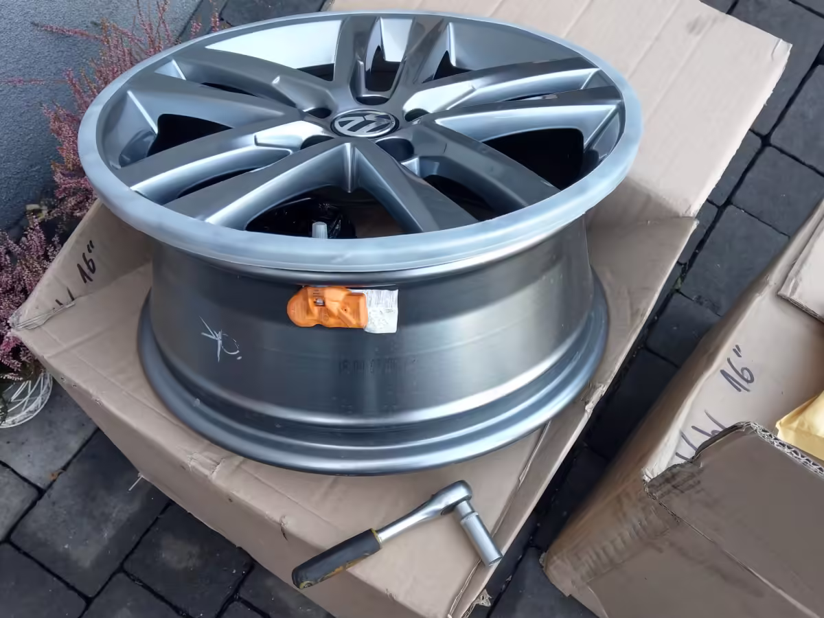 6C0601025JZ49 - 16"-Aluminiumrad; "Salvador" [7/47]