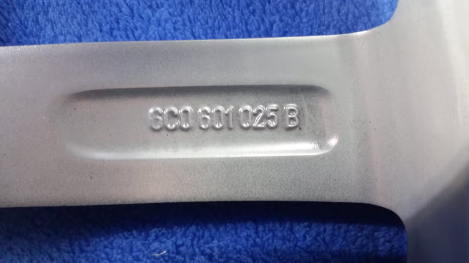 6C0601025B88Z - Alloy wheel 17"; 'Mirabeau' [22/25]