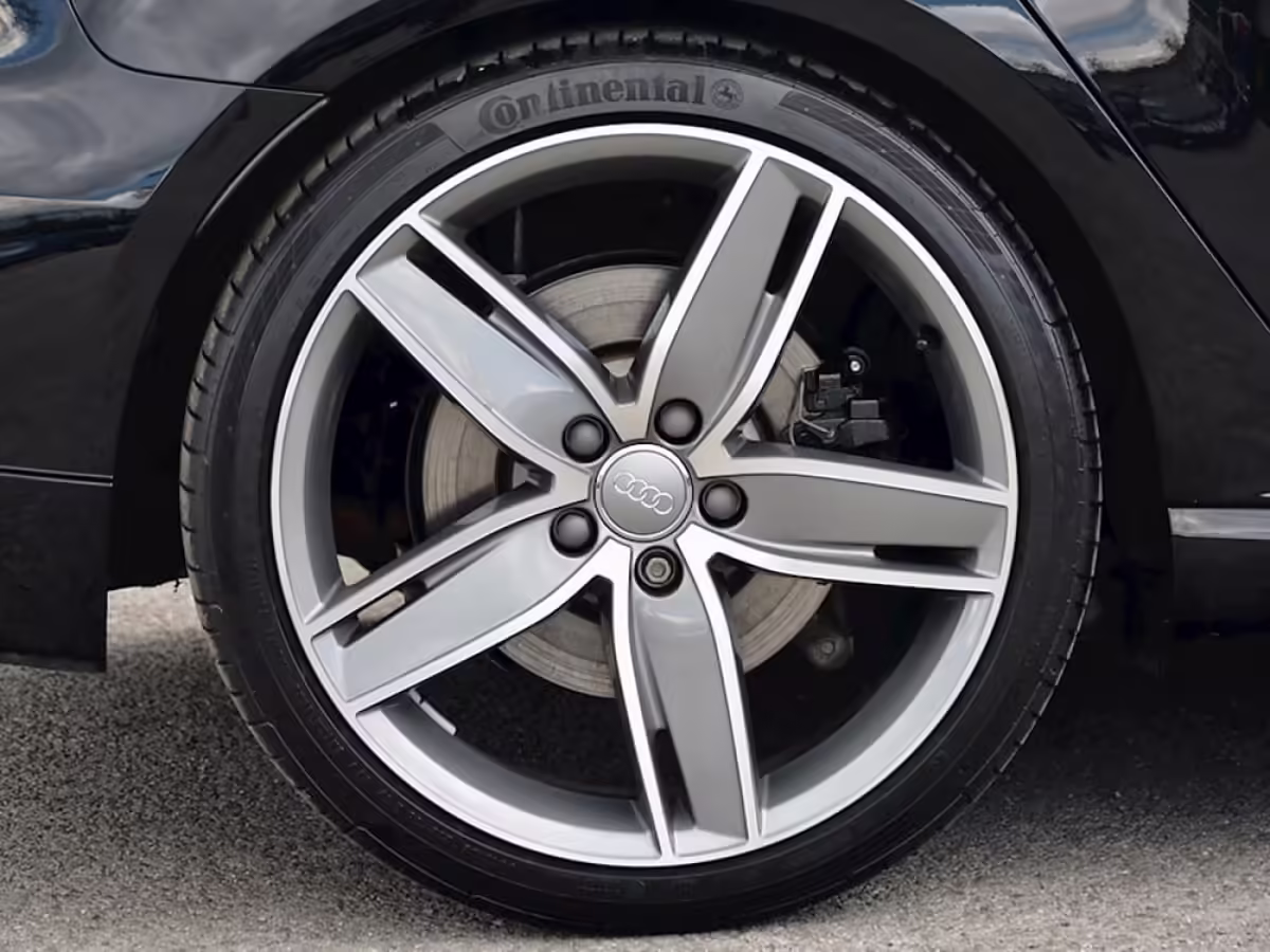 8XA601025F - Alloy wheel 18"; '5-arm wing' [1/42]