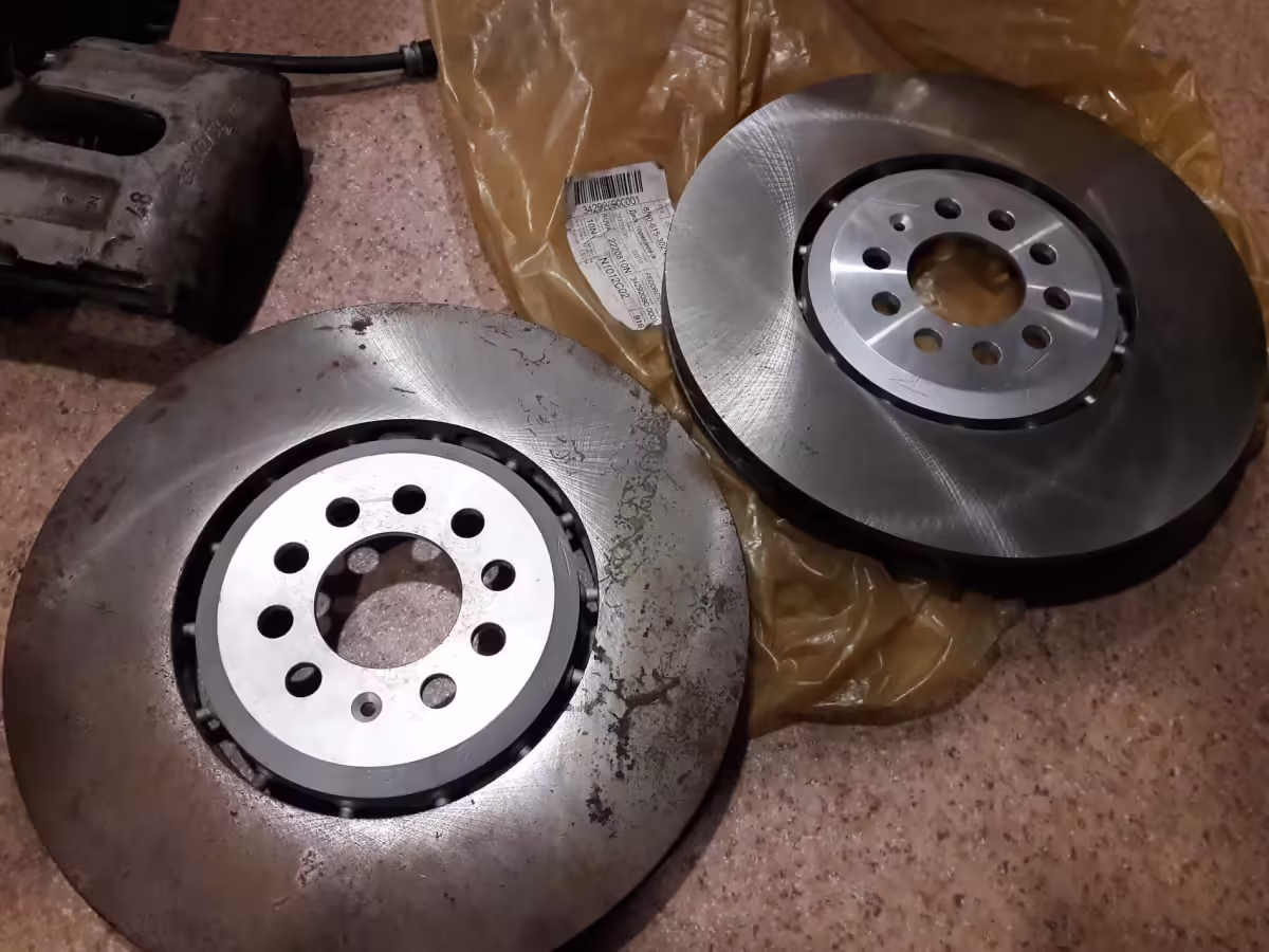 8N0615302B - Front right brake disc ⌀334; vented [10/21]
