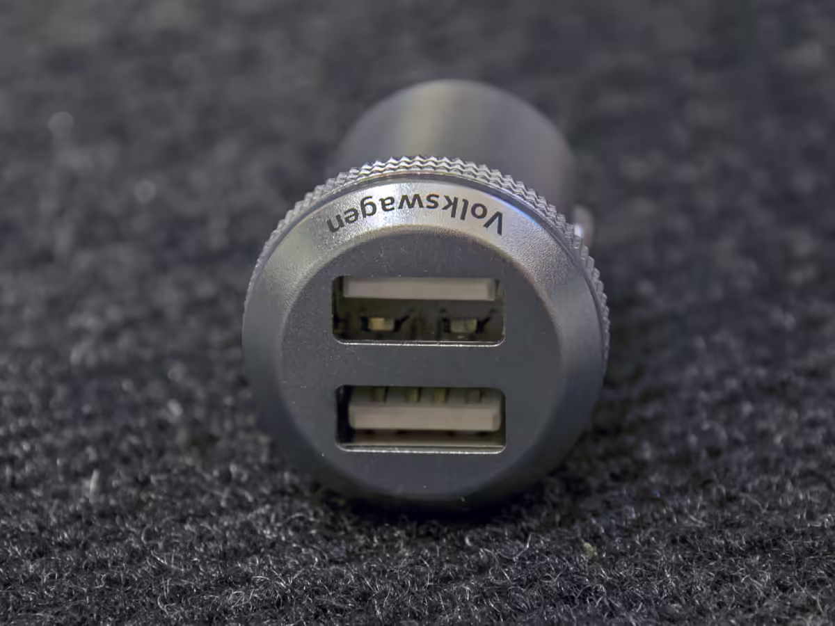 000051443D - Podwójne gniazdo ładowania USB [6/21]