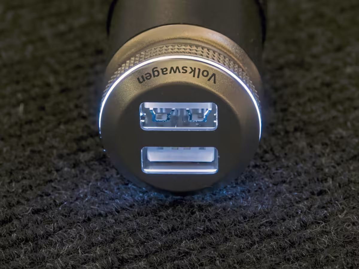 000051443D - Podwójne gniazdo ładowania USB [7/21]