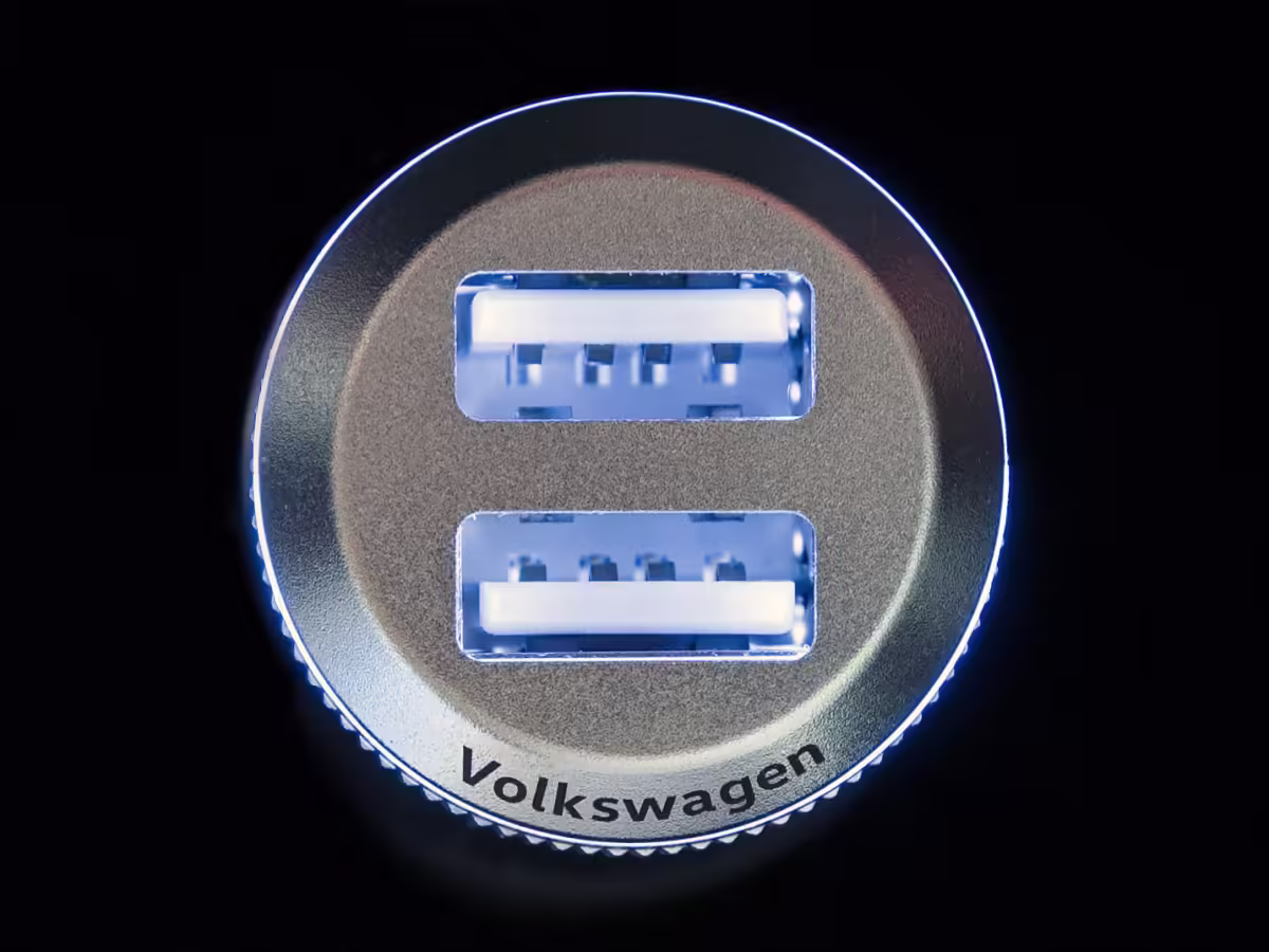 000051443D - Podwójne gniazdo ładowania USB [8/21]