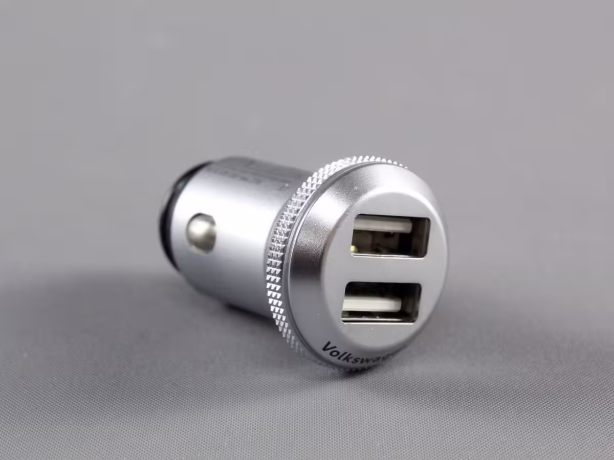 000051443D - Podwójne gniazdo ładowania USB [11/21]