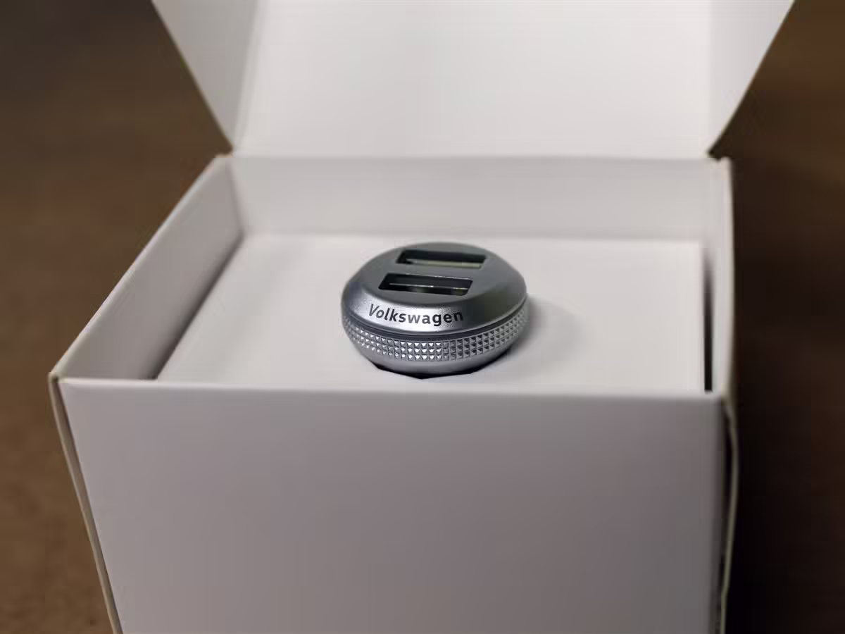 000051443D - Podwójne gniazdo ładowania USB [14/21]