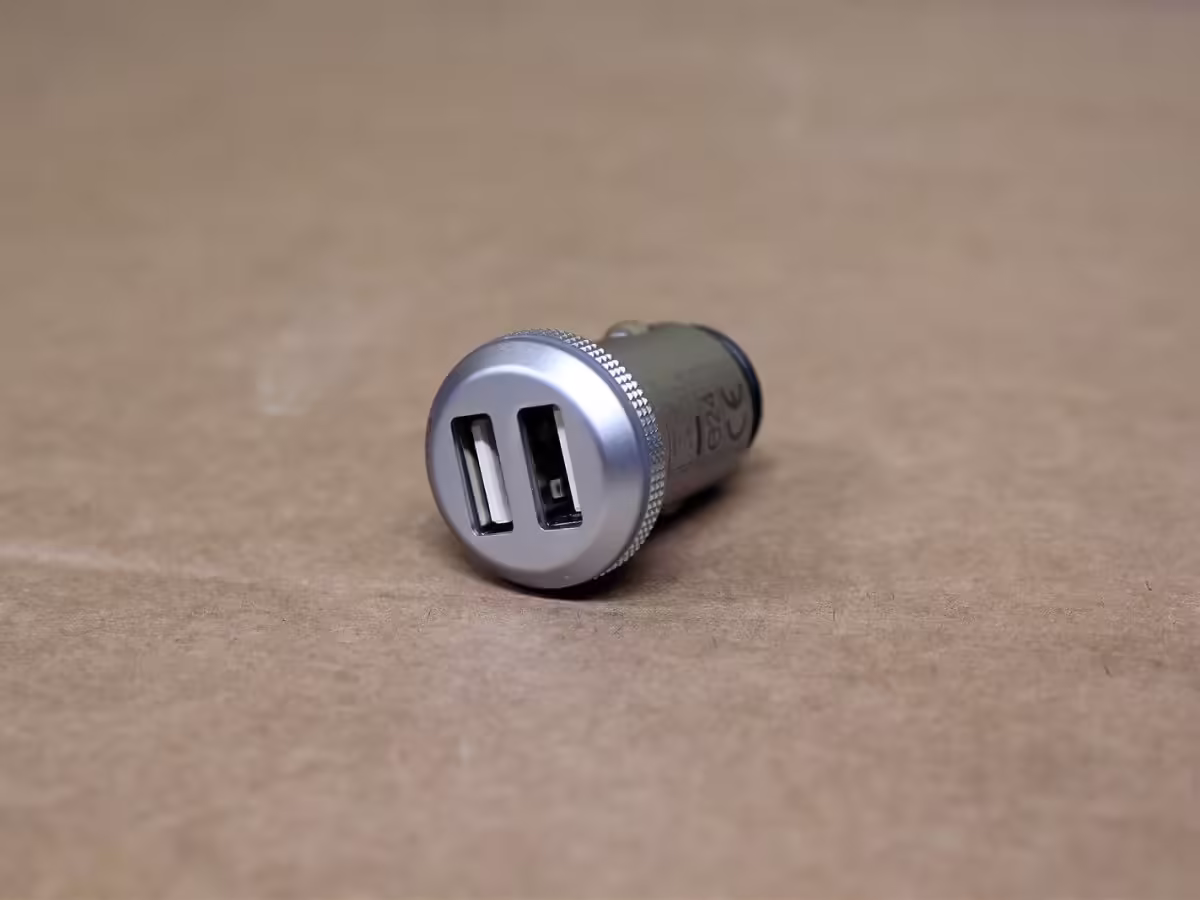 000051443D - Podwójne gniazdo ładowania USB [15/21]