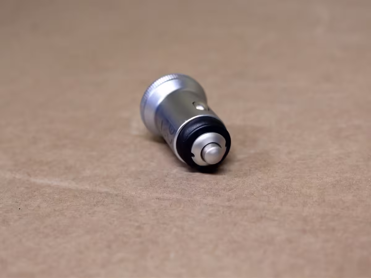 000051443D - Podwójne gniazdo ładowania USB [16/21]