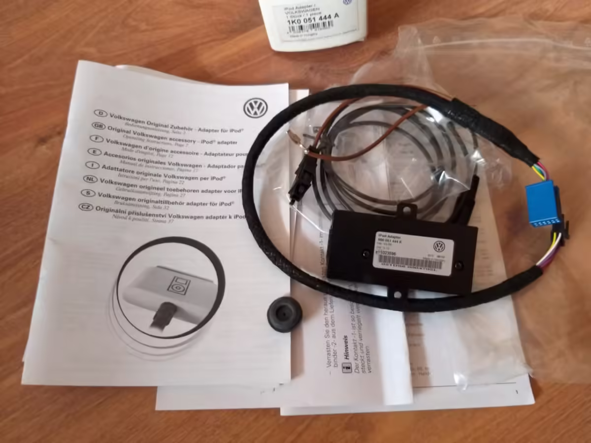 1K0051444A - Adapter iPod [2/15]