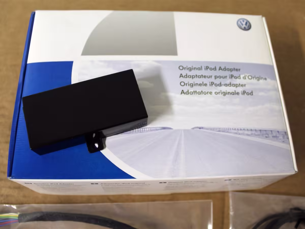 1K0051444A - Adapter iPod [5/15]