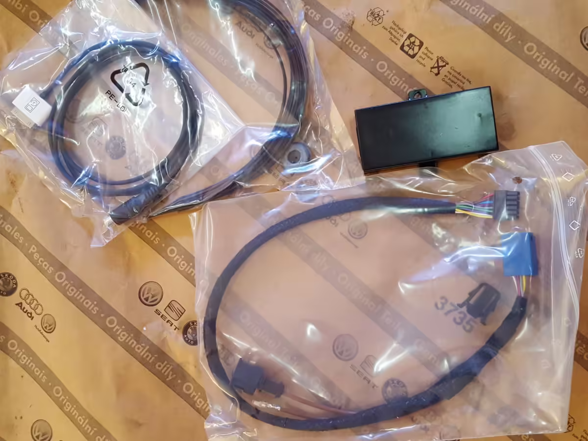 1K0051444A - Adapter iPod [6/15]