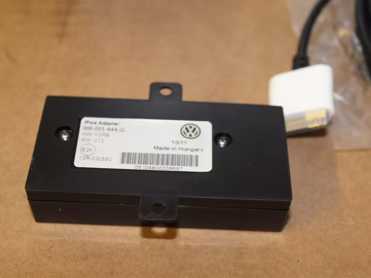 1K0051444A - Adapter iPod [11/15]