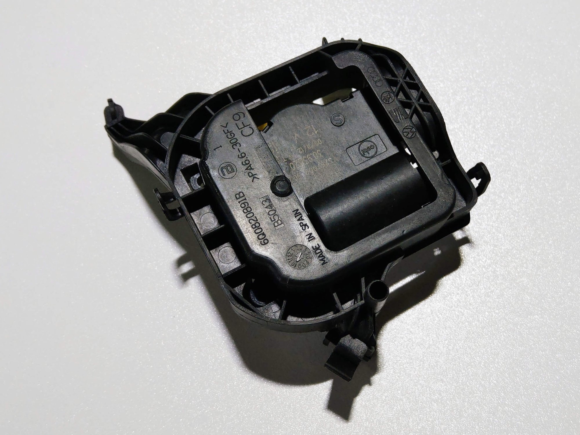 V70 heater motor mount