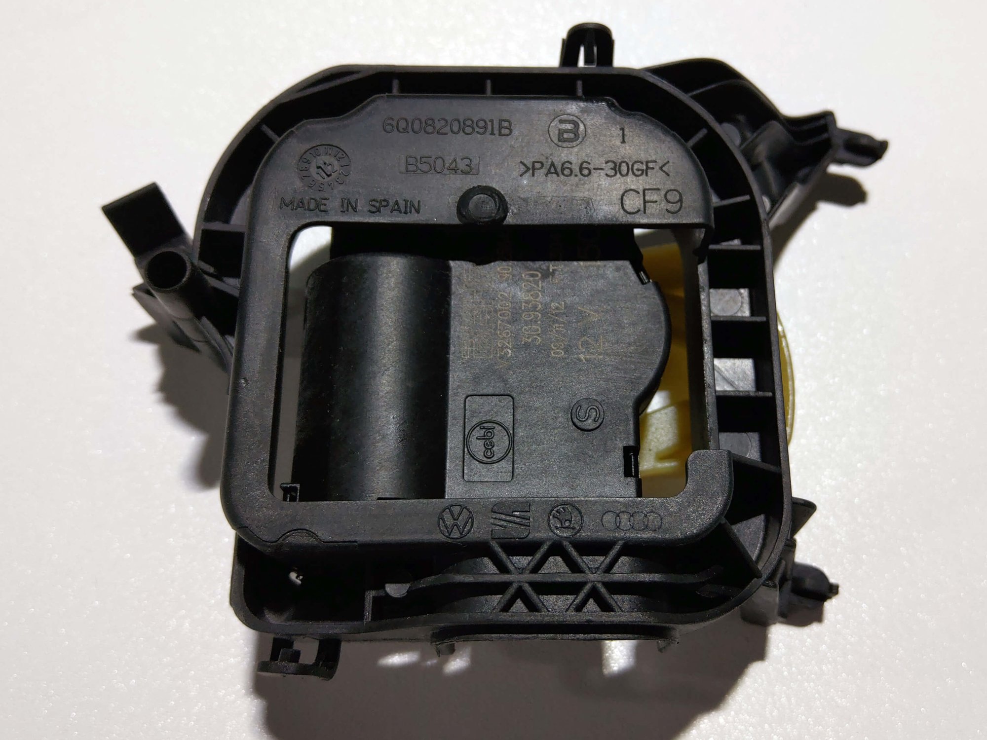 6Q0820891B - V70 heater motor mount [2/4]