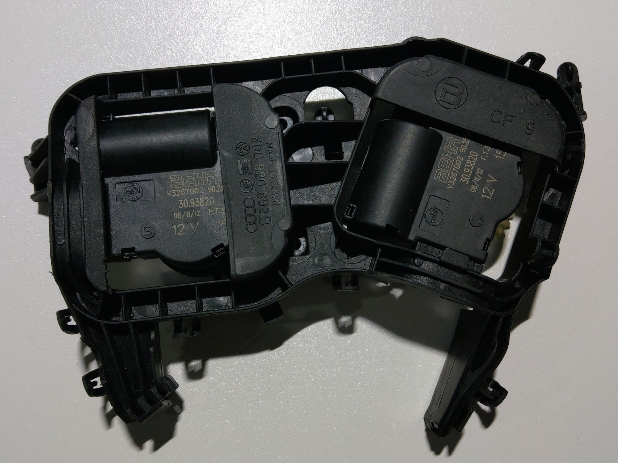 Defrost flap motor handle