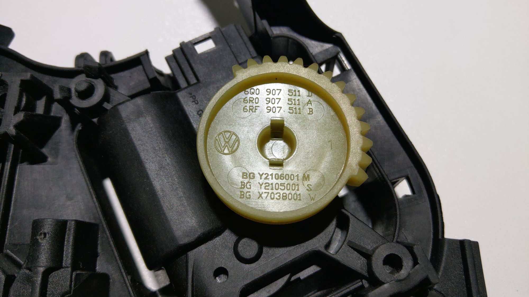 6Q0907511C - Adjustment motor of the temp control flap. [6/7]