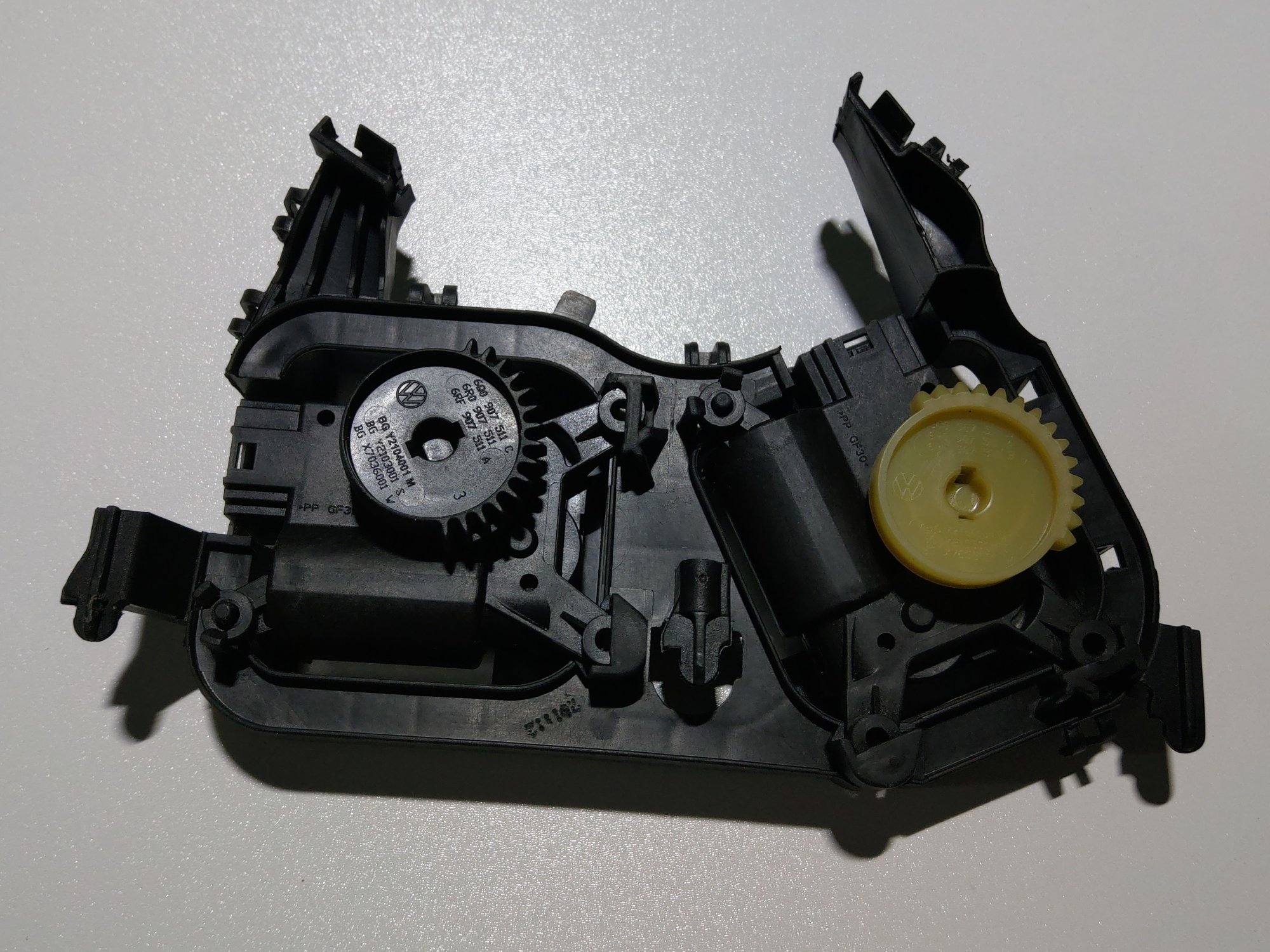 6Q0907511C - Adjustment motor of the temp control flap. [4/7]
