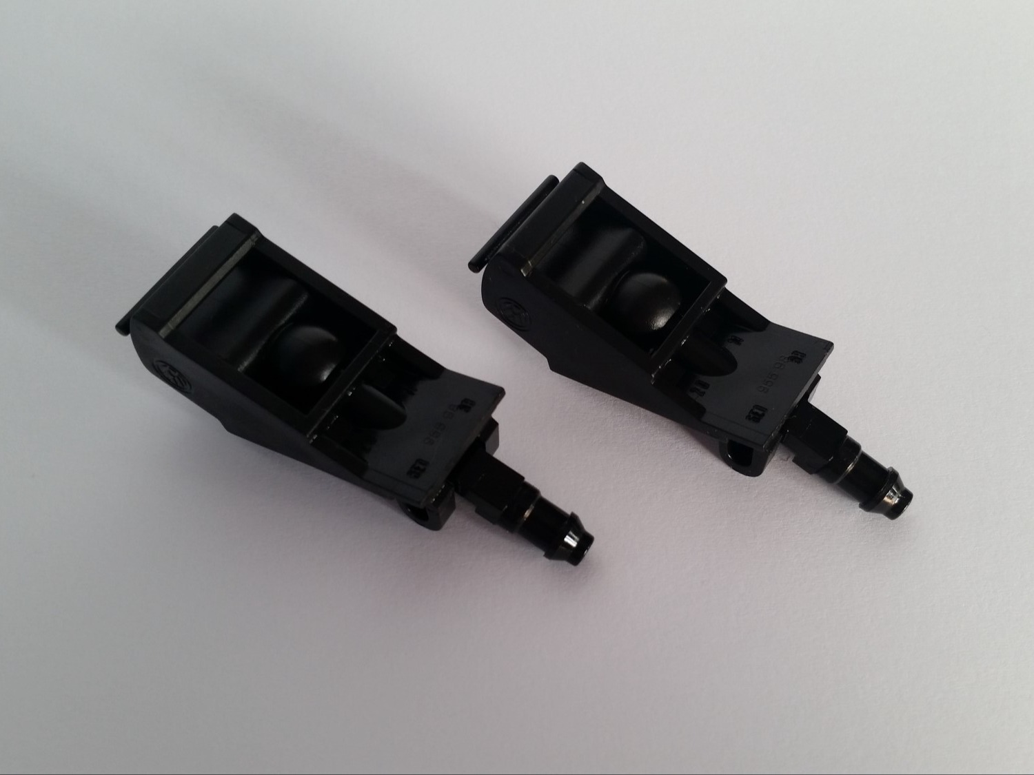 6E0955985B - Washer nozzle [2/7]
