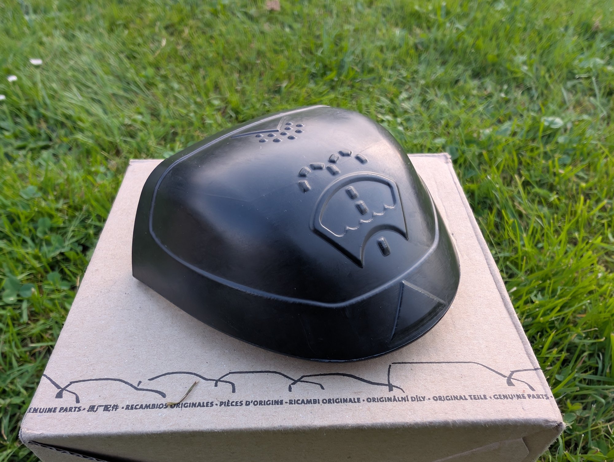 Lejek płynu do spryskiwaczy