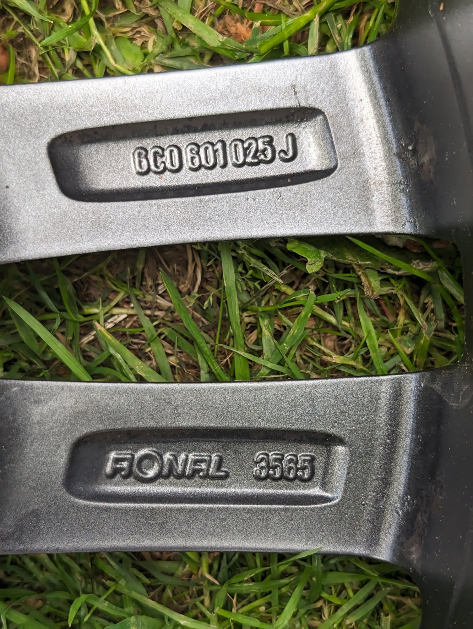 6C0601025JZ49 - 4 * Salvador 16" rim [8/10]