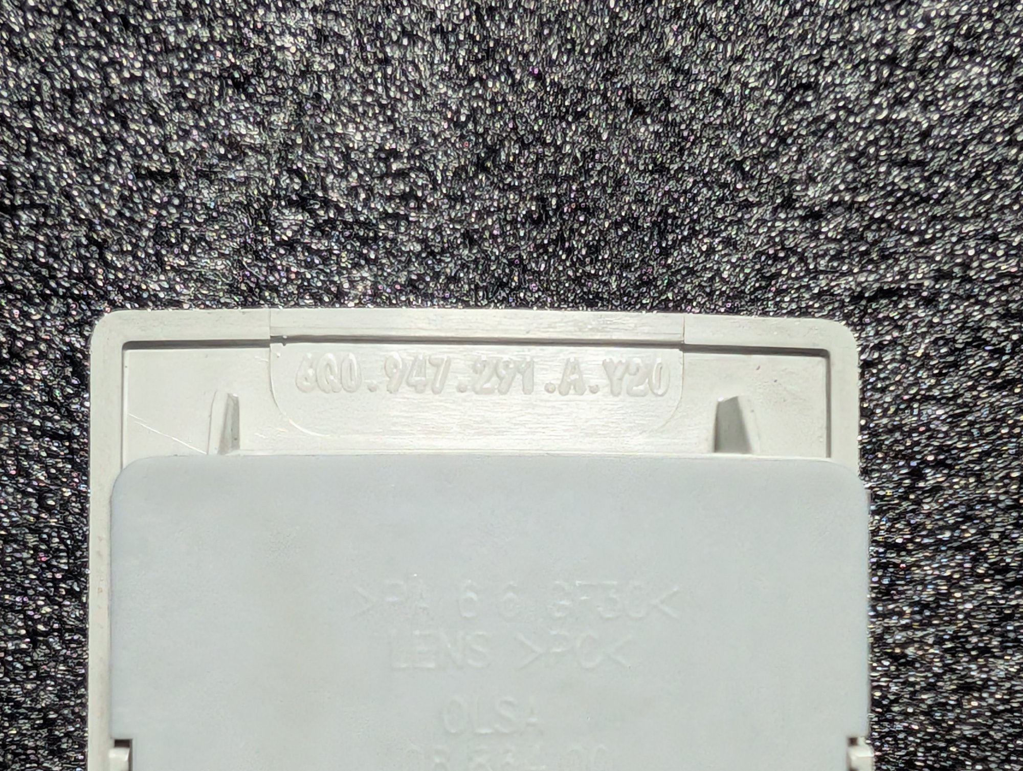 6Q0947291AY20 - Interior and reading light with switch-off delay [6/11]