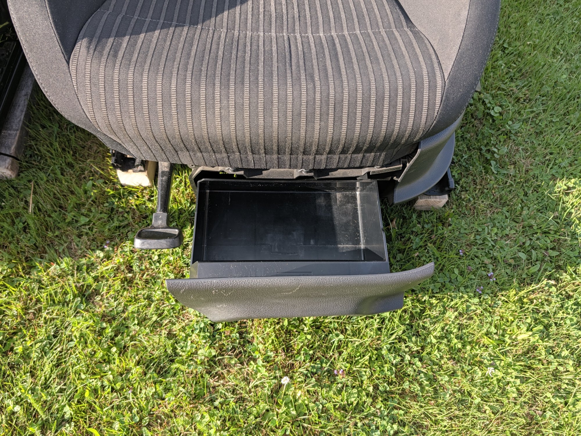 Front seat set for the 2012 VW Polo 6R Highline—with storage compartments, without airbags [3/21]