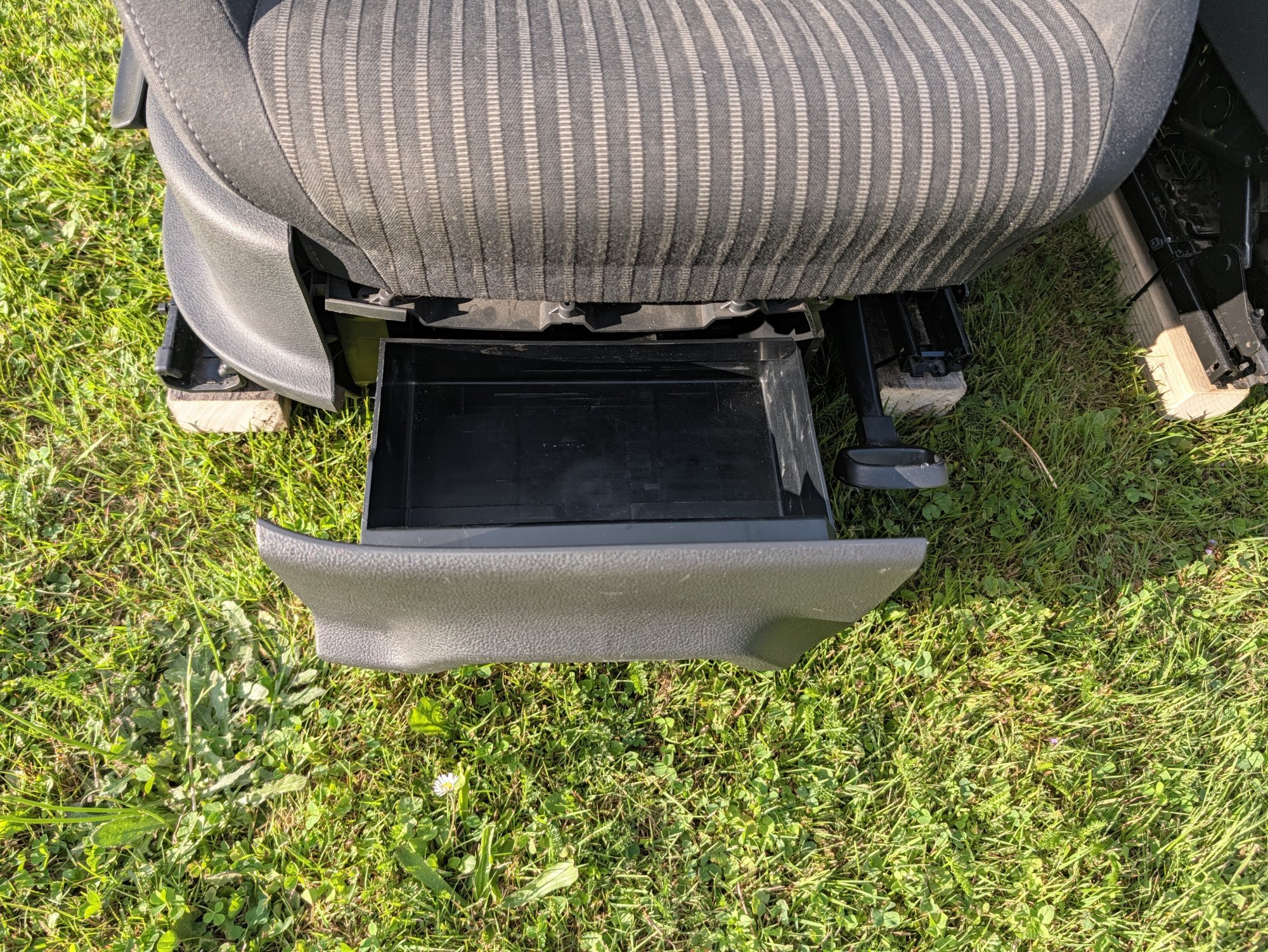 Front seat set for the 2012 VW Polo 6R Highline—with storage compartments, without airbags [4/21]