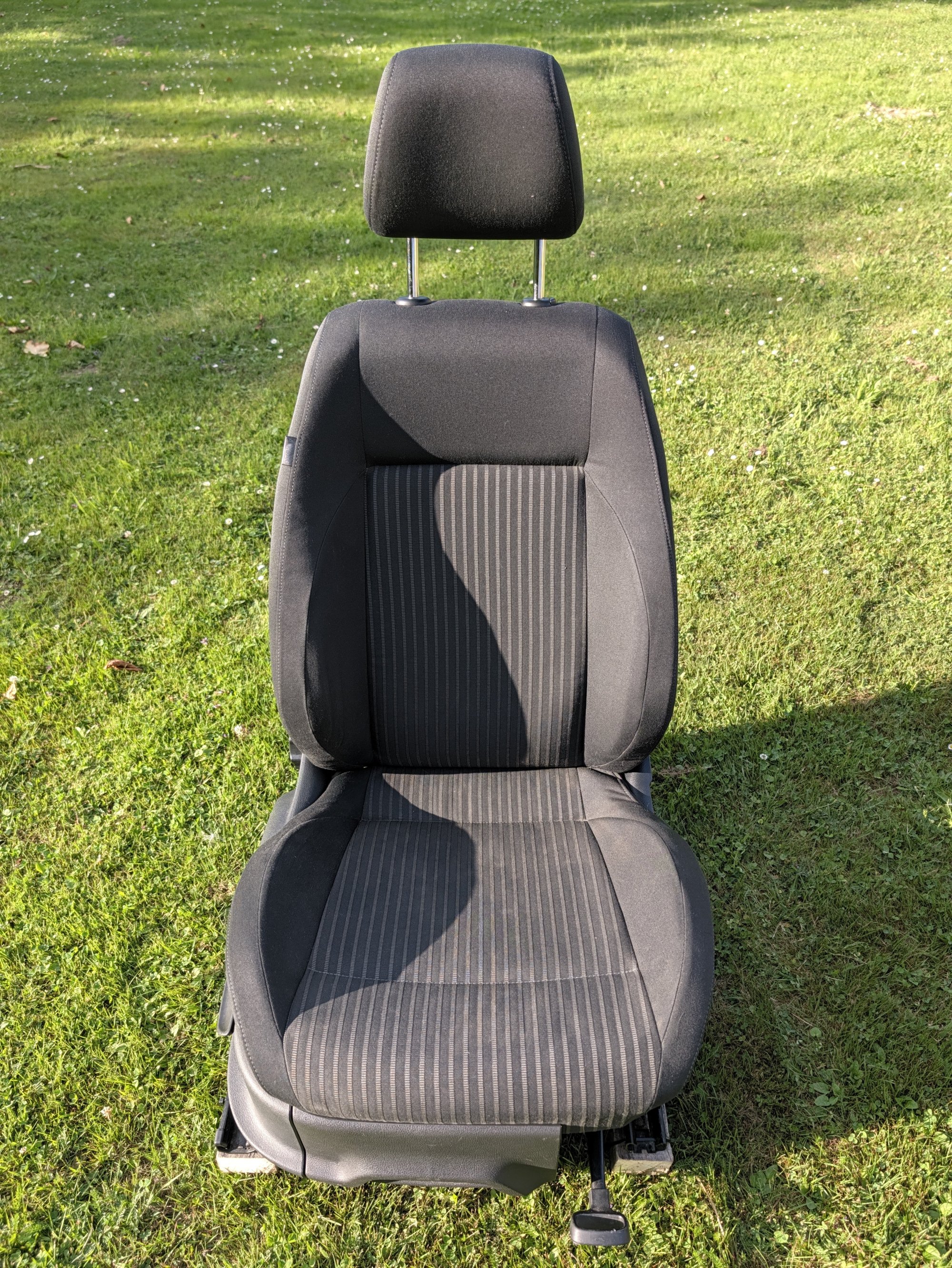 Front seat set for the 2012 VW Polo 6R Highline—with storage compartments, without airbags [6/21]