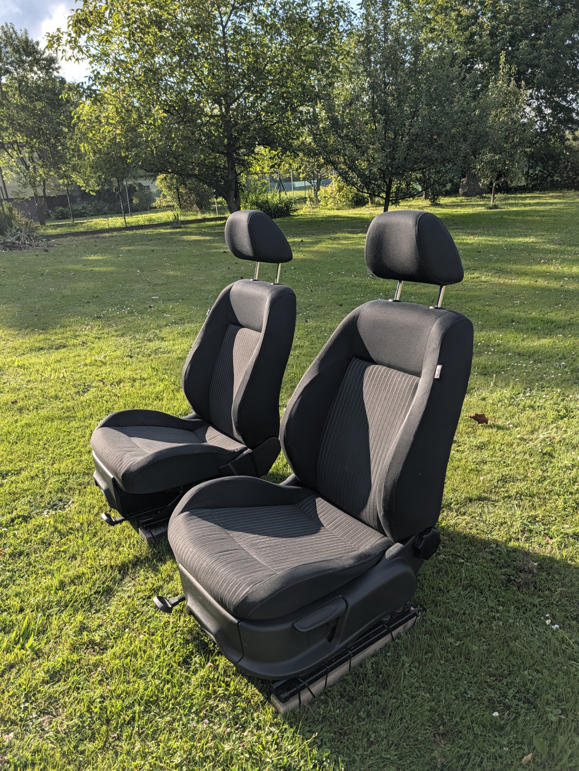 Front seat set for the 2012 VW Polo 6R Highline—with storage compartments, without airbags [8/21]